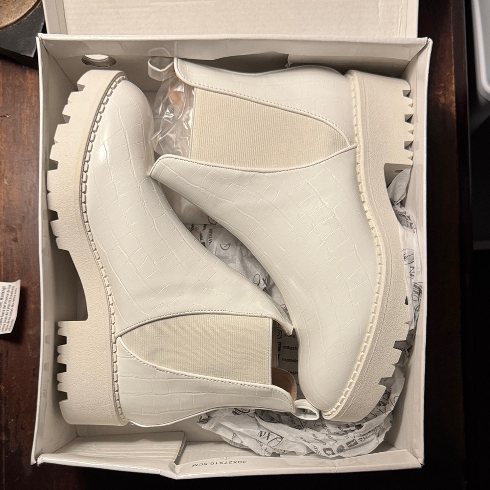 Mata Shoes Cream Croc-Embossed Ankle Booties